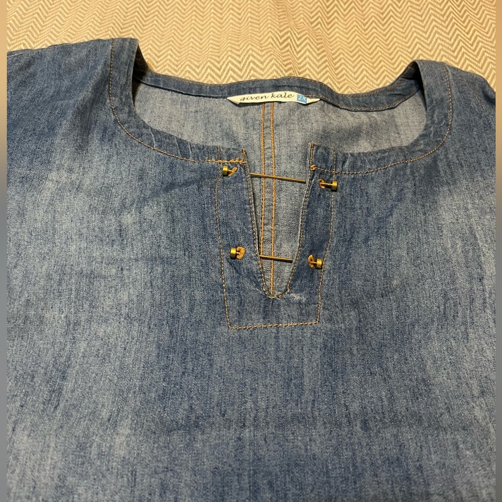 NWOT Given Kale chambray blue dress. Cute gold accents at neck. Size 2X. - Picture 2 of 7